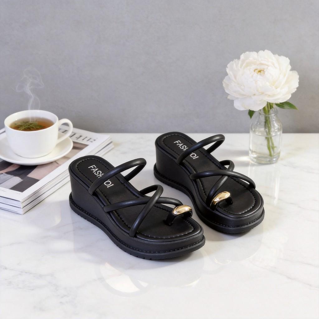 Summer Women Flat Sandals With Pu Material And Rubber Sole For Daily Wear