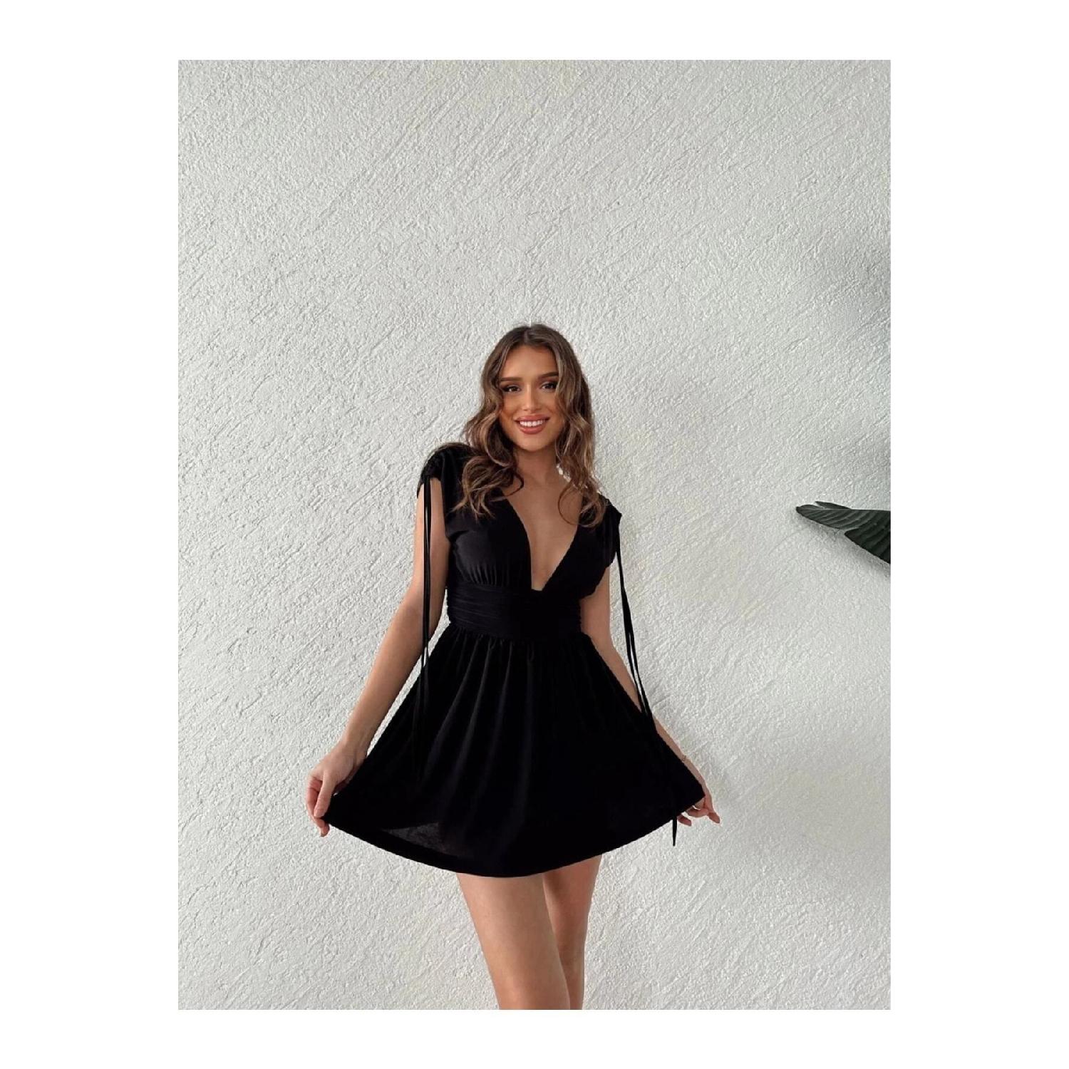 

Платье песочного цвета с веревками на плечах и шортах S чёрный