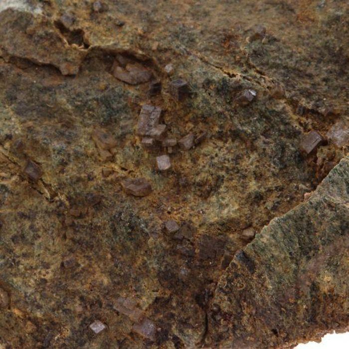 Pierres et Minéraux. Perovskite + Vesuvianite. 170.0 ct. Rocher de Farinole, Olmeta-di-Capocorso, Haute-Corse, France.