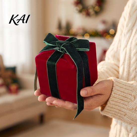 Xmas Holiday Table Decor Velvet Gift Box Christmas Tree Ornament, Square Shaped Hanging Seasonal Party Photo Props Decoration with Bow for Winter Home