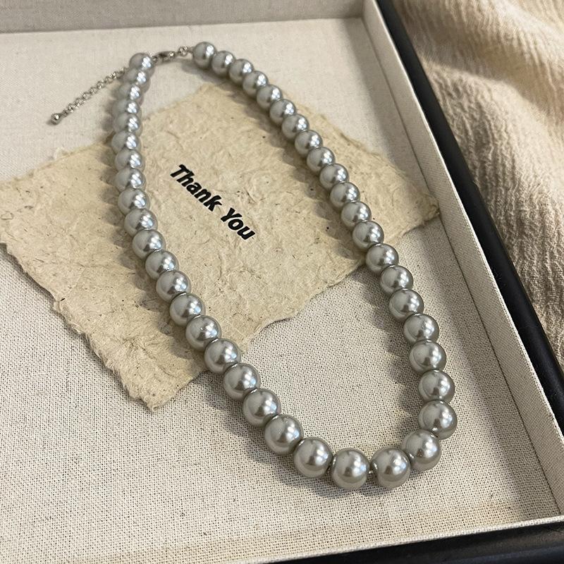 Collier de Perles de Verre pour Femmes, Convient pour l'Automne et l'Hiver, avec une Chaîne pour Pull, Un Élégant Collier de Perles pour le Cou.