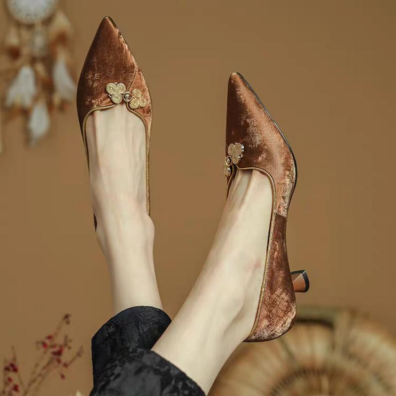 Móda Módní Nový Čínský Styl Mělký Výstřih Pohodlné Zdobené Knoflíky Podpatek ve Tvaru Sklenice na Víno Kryt Špičky Špičatá Špička Střední Podpatek