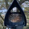 Hängender Vogelhäuschen-Futterspender aus Kunststoff mit Futterschale für den Außenbereich Garten Hof Baum Vogelbeobachtung Dekoration