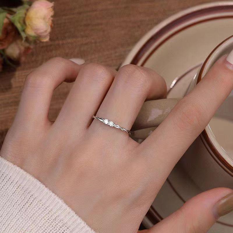 925 Stříbrný Kroucený Dvojitý Diamantový Nastavitelný Prsten pro Ženy - Elegantní & Minimalistický Styl