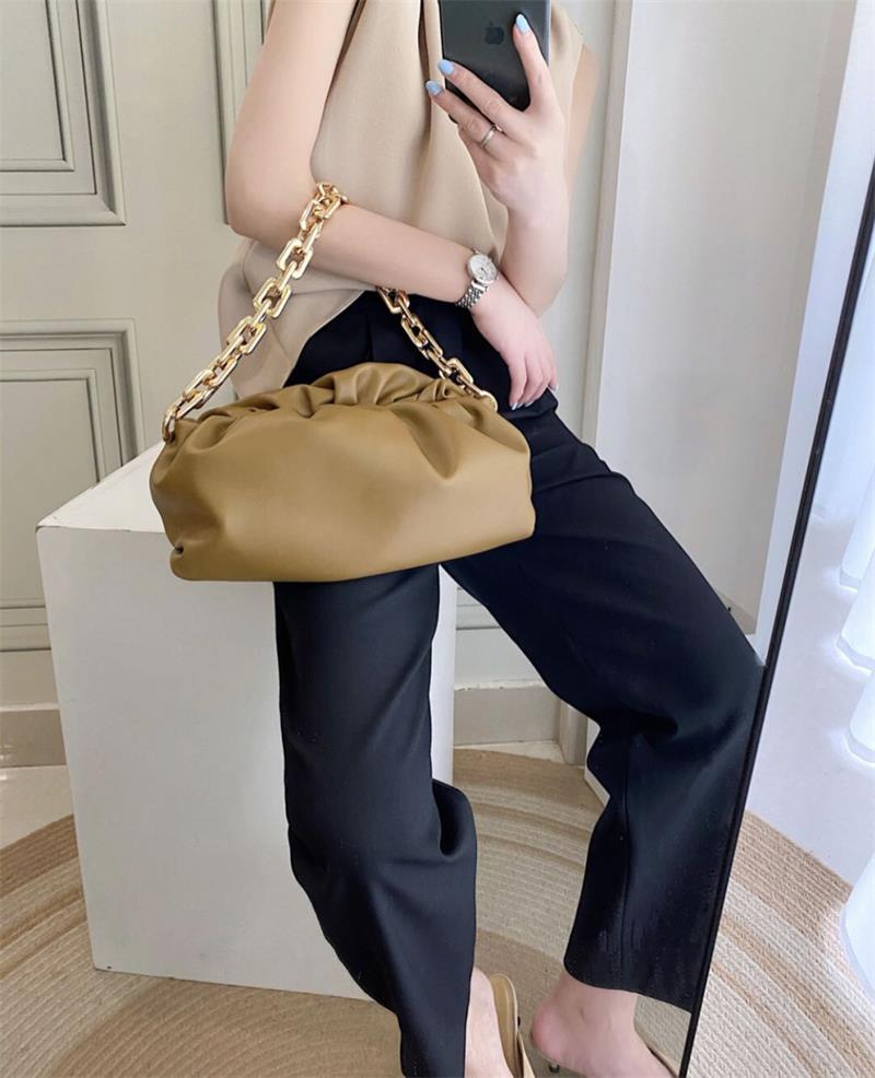 

Сумка через плечо из нишевого облака Xiaojing, интернет-знаменитости, с толстой цепочкой под мышкой, плиссированная, портативная, на плечо, женская 2025 коричневый