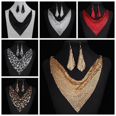 Přehnaný trojúhelníkový šátek Náhrdelníky Náušnice Flitrovaný šátek Kovová destička Bryndák Choker Šperky Dárky
