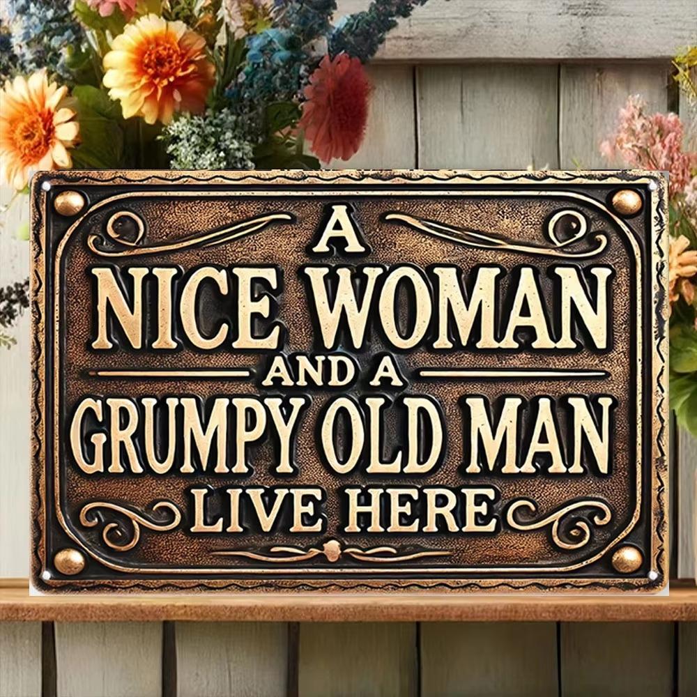 Panou Metalic Stil Vintage „O Femeie Drăguță și un Bătrân Morocănos Locuiesc Aici” - Rezistent la Intemperii, Pregăurit