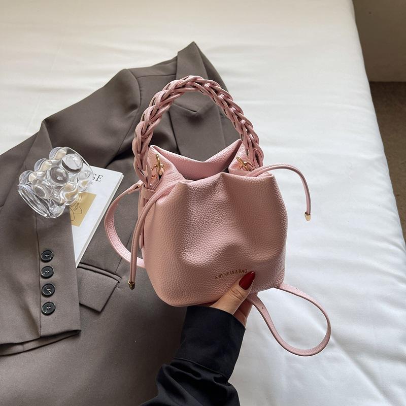 2025 new foreign style bucket bag texture shoulder messenger bag commuter casual Korean version high value niche bag women