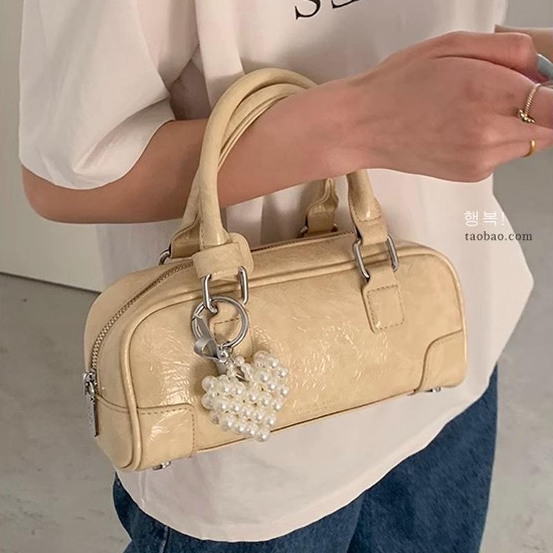 This Niche and Simple Hand-held Bowling Bag Is Versatile Stylish and Fashionable It Is A Single-shoulder Crossbody Pillow Bag