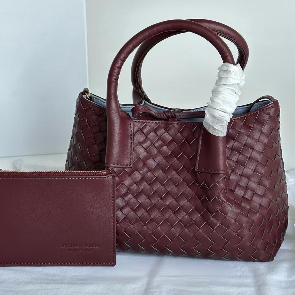 2025 Bolsa de ombro feminina tecida em couro bovino de luxo leve transfronteiriça, bolsa de compras para mães, bolsa carteiro premium para o dia a dia feminina