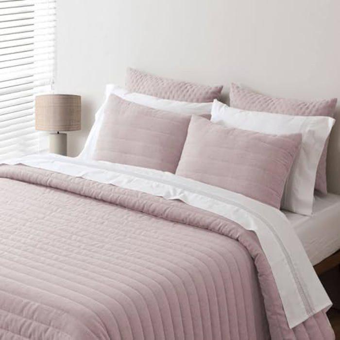 Couvre-lit - PIERRE CARDIN - Boutis en lin rose - 235 x 270 cm - Rembourrage fin - 2 housses de coussin