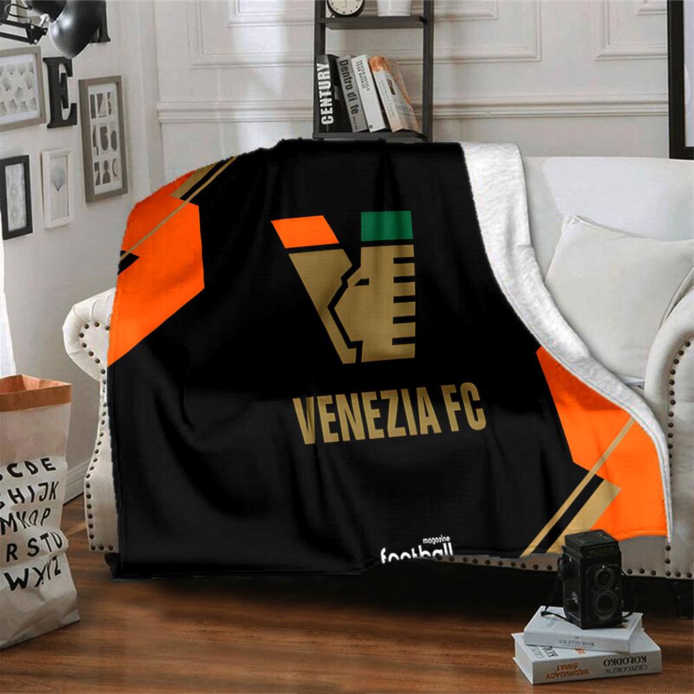 Vene-zia Fußball Flanelldecke, Weiches Polyester, Modernes Design, Ganzjahres für Camping, Reisen, Geschenke für Feiertage oder Geburtstage