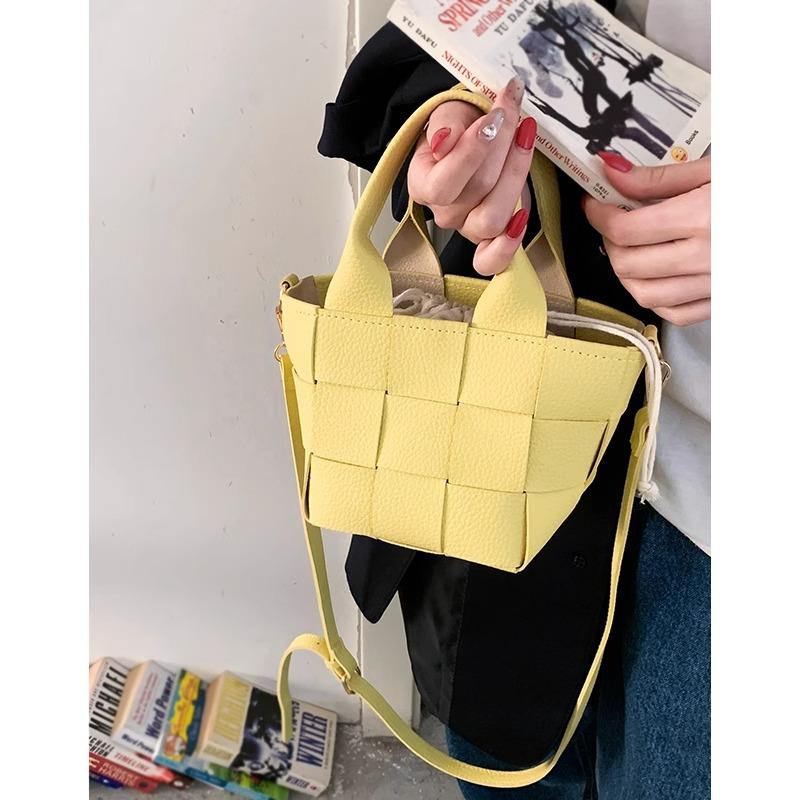 Korean woven portable bucket bag women's 2025 summer new simple versatile vegetable basket shoulder messenger bag