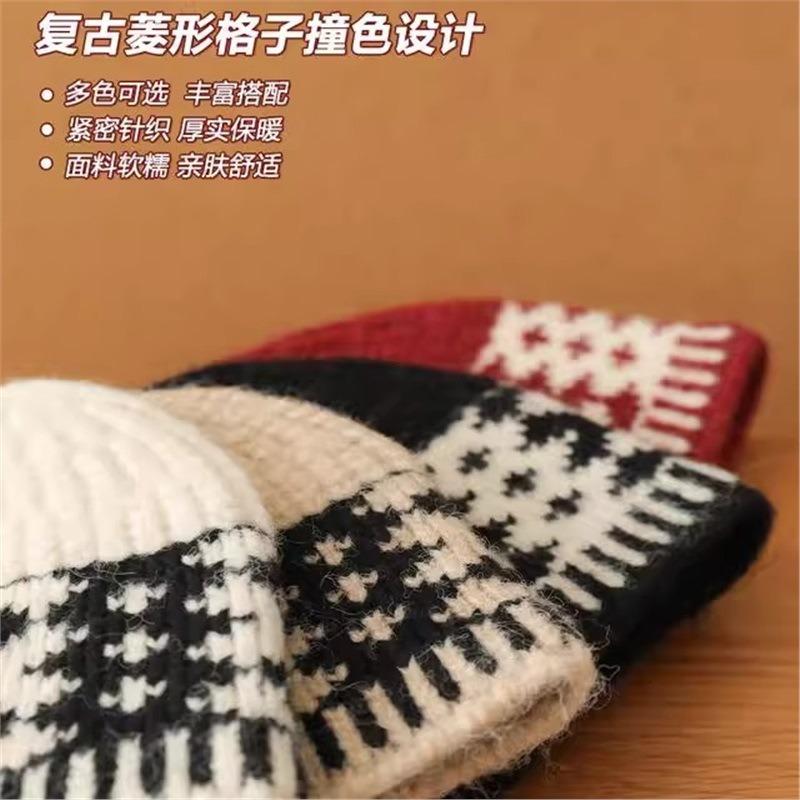 Retro headgear women's autumn and winter niche color matching big head circumference knitted hat warm and fashionable white wool hat