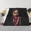 Damon Salvatore The Vampire Diaries Flanelldecken Horror Lustige Überwurfdecke für Zuhause Hotel Sofa 125*100cm Plüsch Dünne Steppdecke
