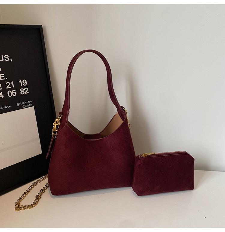 

2025 new large-capacity commuter, minimalist style matte retro shoulder messenger bag, fashionable underarm commuter bag бордовый
