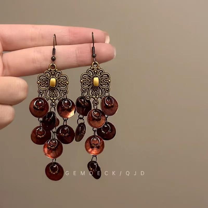 High-End Ethnic Shell Tassel Earrings: Retro Niche, Versatile Design, Elegant Heavy Work Ear Studs for Women