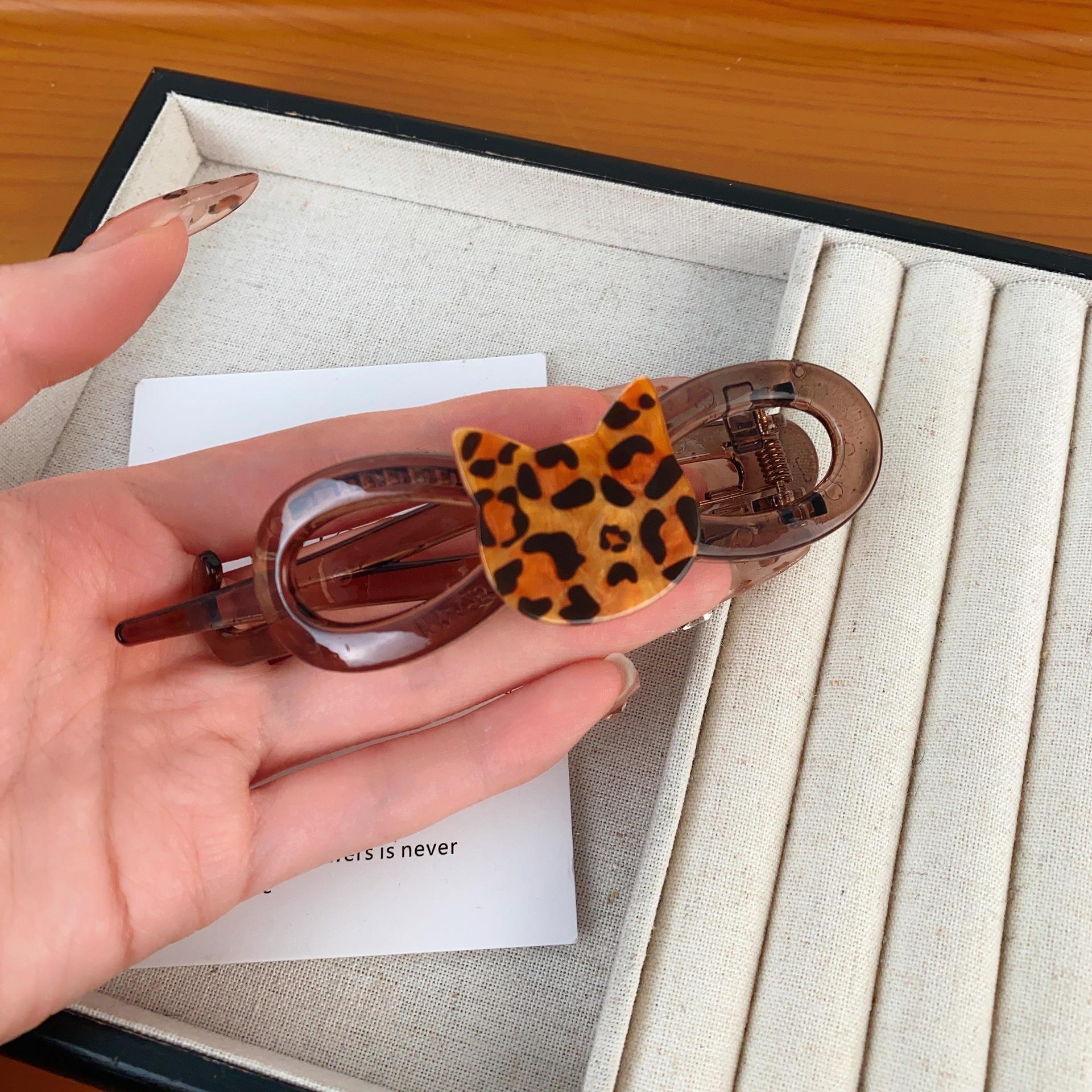 

Заколка-зажим Maillard Leopard Print Twist Clip — милая, стильная заколка для челки на бок и на затылке; Простой, стильный аксессуар для волос. leopard print
