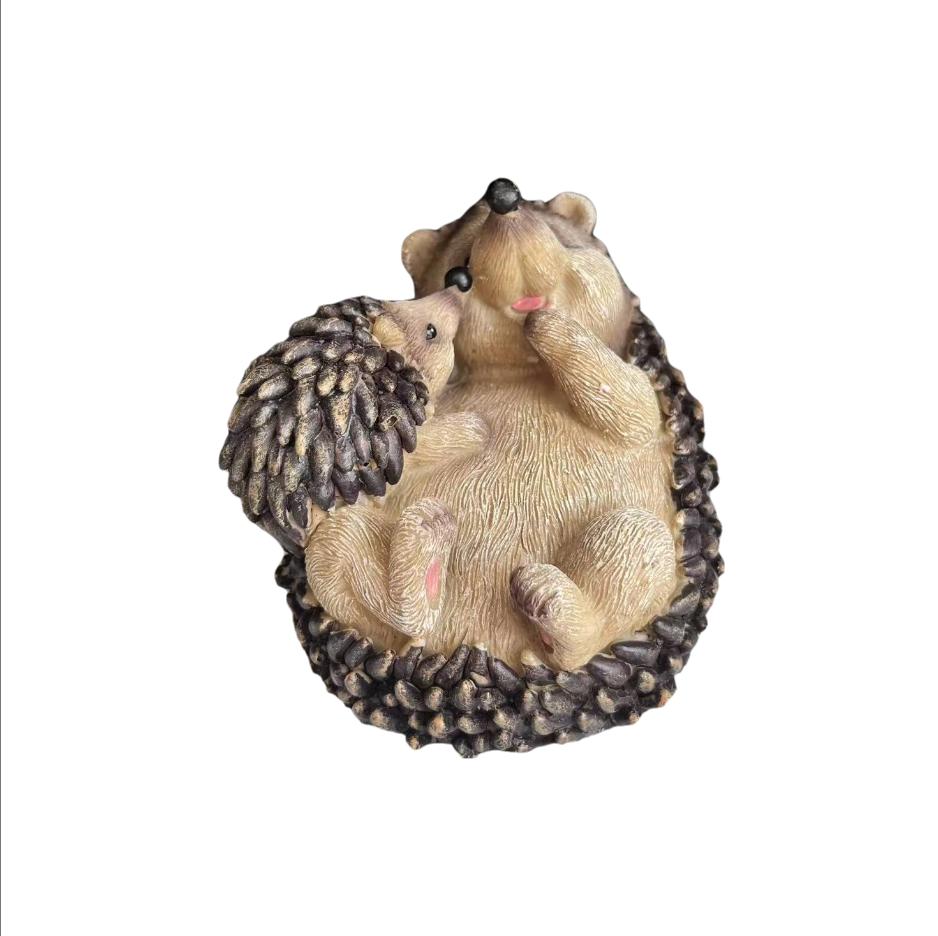 1 Piece of Cute Hedgehog Ornaments, Hugging Cub + Holding Strawberry Shapes, Conveying Natural and Cute, Full of Details, Practical and Beautiful 