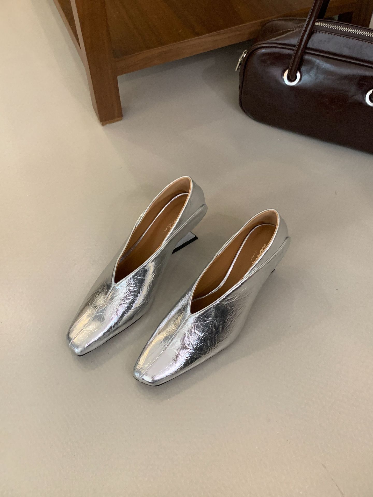 

2025 autumn new European high-heeled single shoes women s shallow mouth one-pedal square head V-mouth bevel heel grandma shoes 39 серебряный