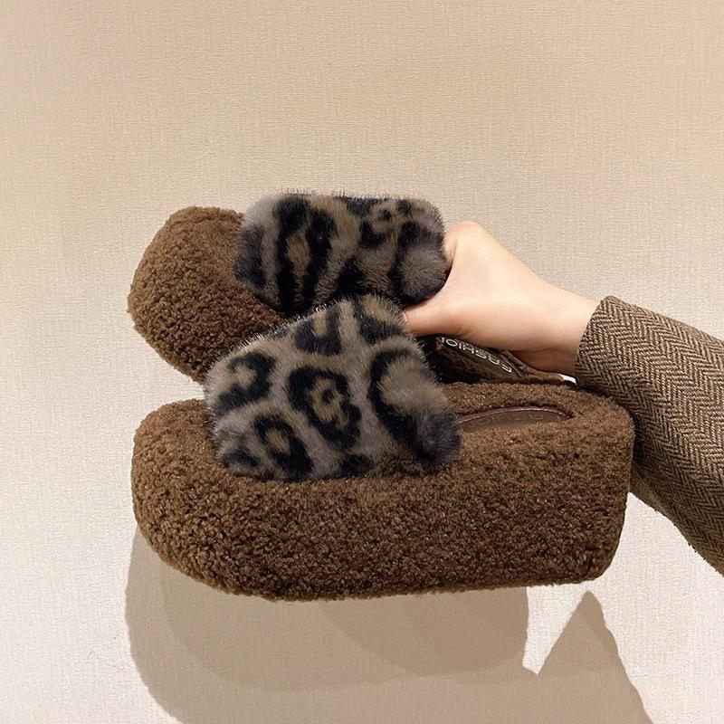Dicksohlige Leopardenmuster flauschige Hausschuhe ins Herbst und Winter Internet-Berühmtheit Mode Oberbekleidung erhöhend weichsohlig rutschfest Ein-Wort Baumwolle