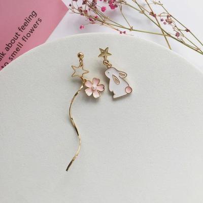 Boucles d'oreilles asymétriques en argent S925 avec lapin fleur de cerisier et ligne ondulée pour étudiantes