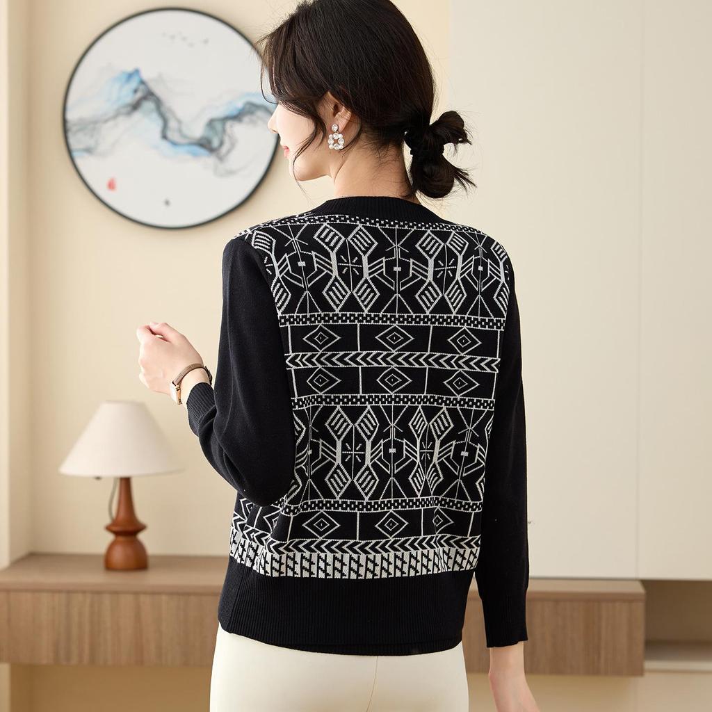 Noble Spring Striped Knit Two-Piece Set for Middle-Aged Women - Lightweight Summer T-Shirt and Pants