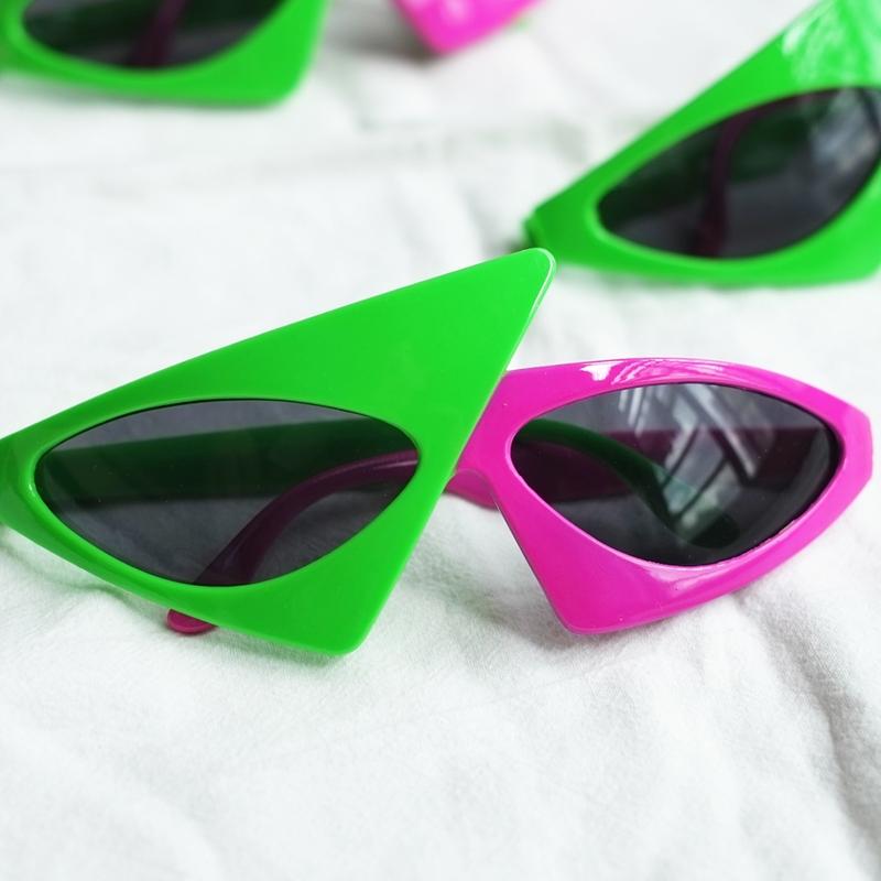 Occhiali da Sole Divertenti Unisex per Feste Occhiali Asimmetrici Anni '80 Occhiali Rosa Shocking e Verde Neon per Danza Hip Hop Festa di Halloween