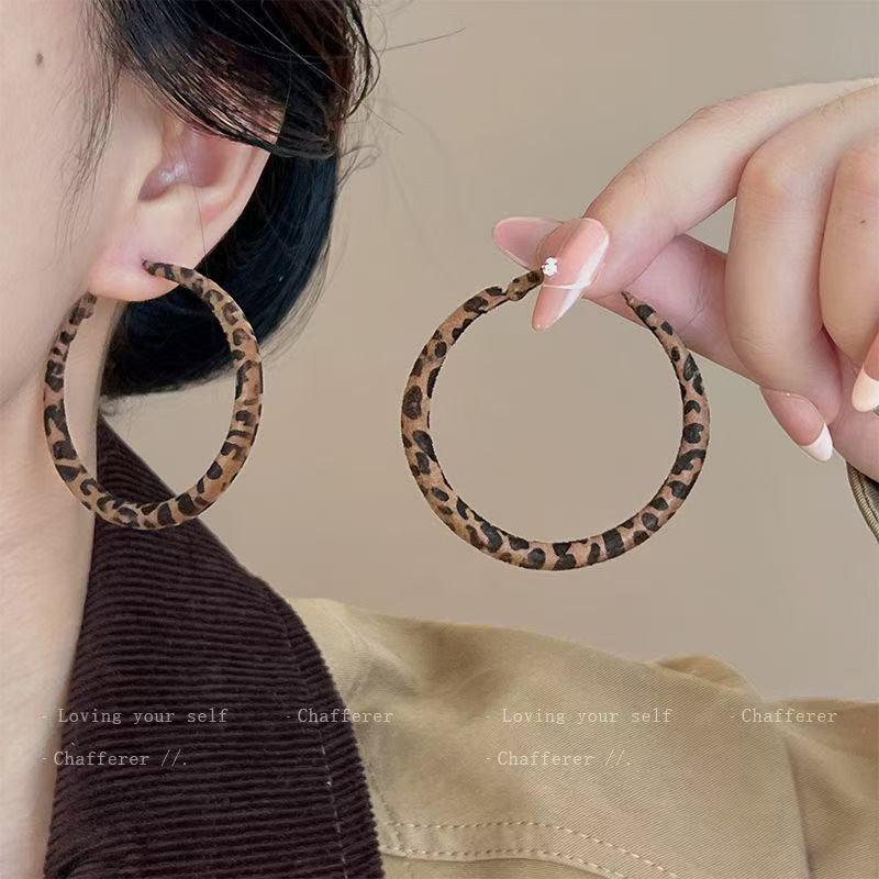 Geometrische Creolen mit Leopardenmuster für Damen: Herbst/Winter High-End, Süße & Coole Nieten, Gesichtsschlankmachende Modeaccessoires