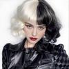 Cruella Schwarzweiß Lockig Kurz Cos Perücke für Damen Halloween Cosplay Synthetische Vollkopfbedeckung Party Kostümzubehör