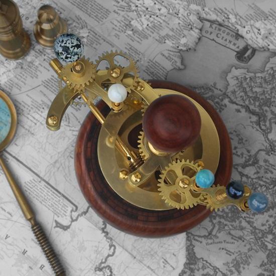 25,4 cm großes Orrery aus Messing, ein luxuriöses Kunstwerk für Bücherregale, ein funktionales Modell des Sonnensystems mit Planeten