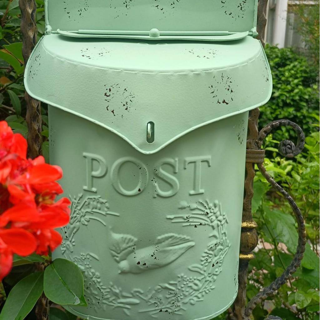 Europäische Retro-Wandbriefkasten: Shabby-Chic Dekorative Vorschlagsbox für Garten- und Wanddekoration.