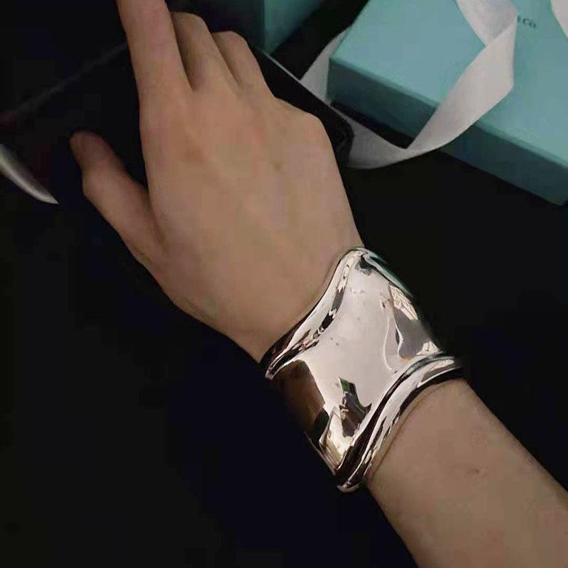 European and American Metal Flower Bracelet Exaggerated Niche High-end Bracelet Arm Ring Design Temperament Jewelry