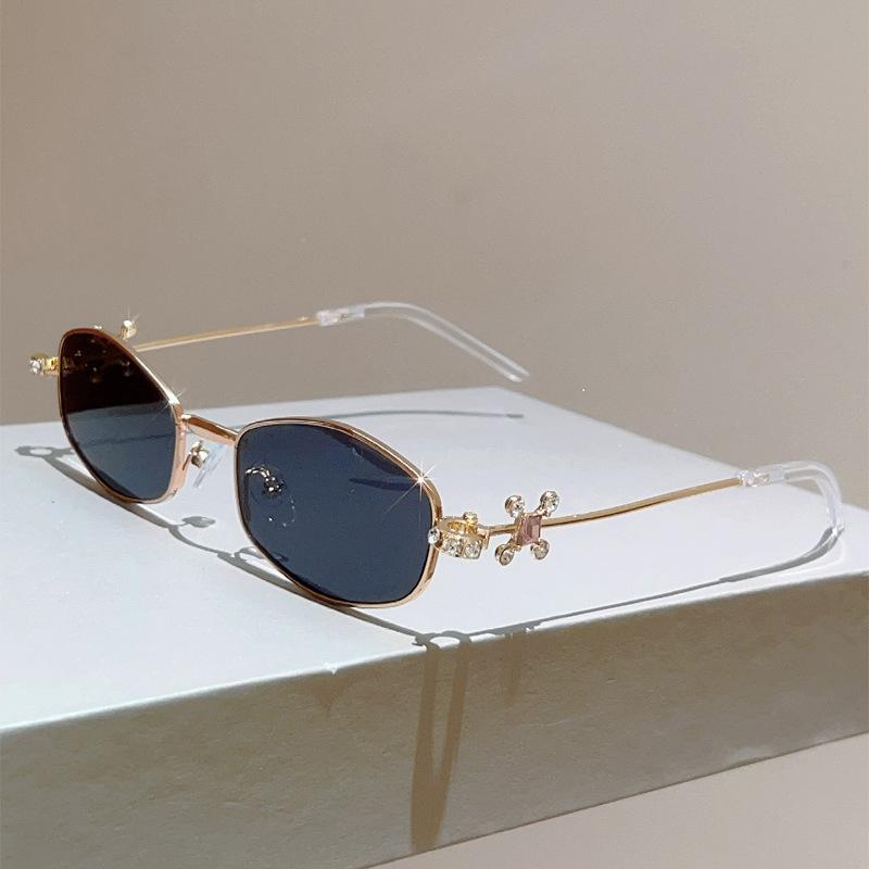 Fashion oval sunglasses women's diamond-encrusted travel photo new sunshade glasses plain and versatile sunglasses
