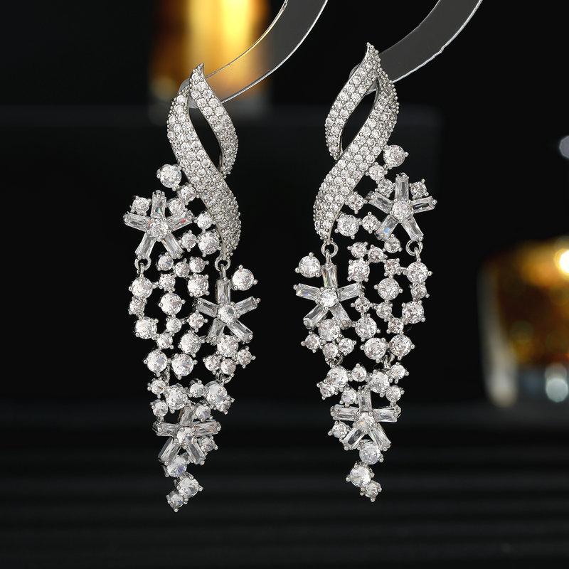 Fashion Dress Paired With Earrings Exaggerates The Grandeur Of Heavy Industry Earrings