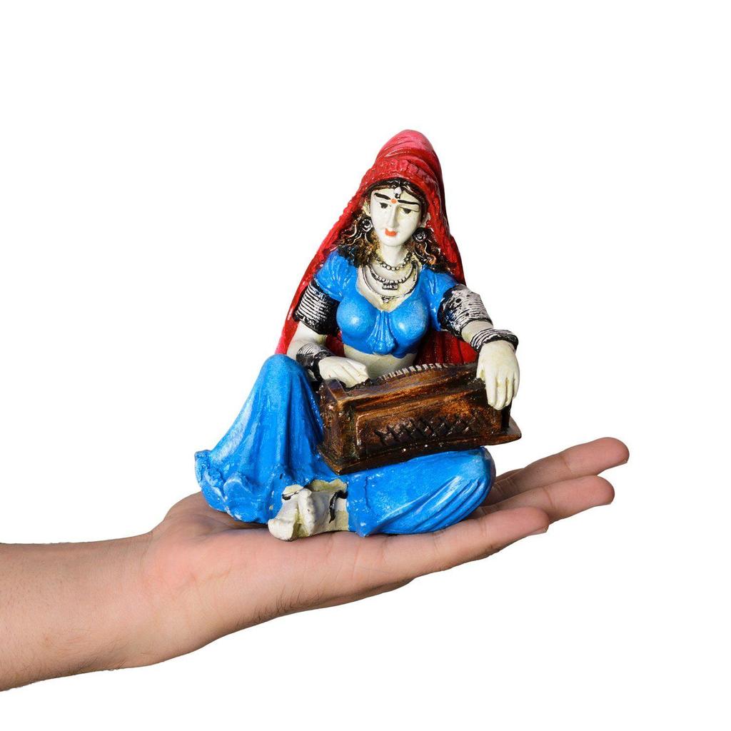Rajasthanische Dame spielt Harmonium Schauobjekt Polyresin Statue (12,5 cm x 10 cm x 15 cm, Blau und Rot)