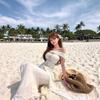 Tourism in Bali, Thailand, beautiful one-word shoulder pinch waist and thin fishtail dress, seaside vacation wind beach dress