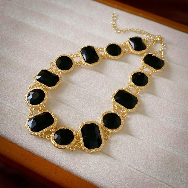 Bracelet rond fleuri européen et américain serti de diamants, boucles d'oreilles, collier, collier et ensemble de bijoux rétro pour femmes.