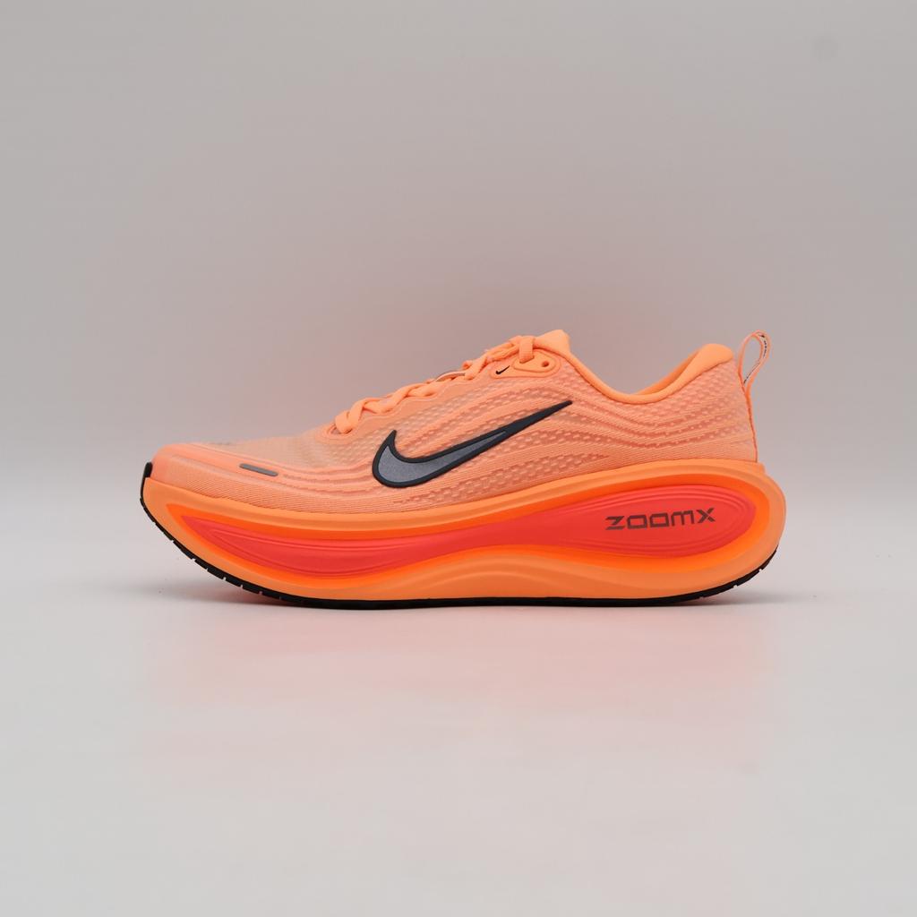 HV8150-801 Nike Vomero Plus Arancione Pulsante Lava Bollente Arancione Totale Nero (Uomini)