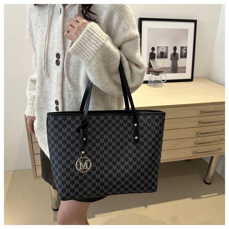 New Large Capacity Commuter Tote Bag Faux Leather Shoulder Handbag for Women Students CLE