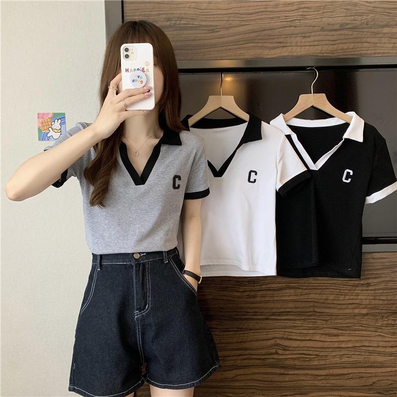 Polo z dekoltem w serek dla kobiet w dużych rozmiarach - Krótki rękaw, Zakrywające brzuch, Wyszczuplający krój, Kolekcja Lato 2025.