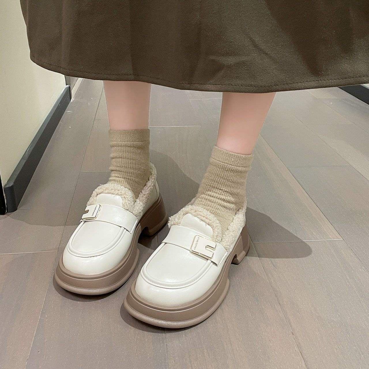 

Fleece platform small leather shoes women s 2025 new autumn and winter cotton warm loafers retro versatile British cotton shoes 40 бежевый