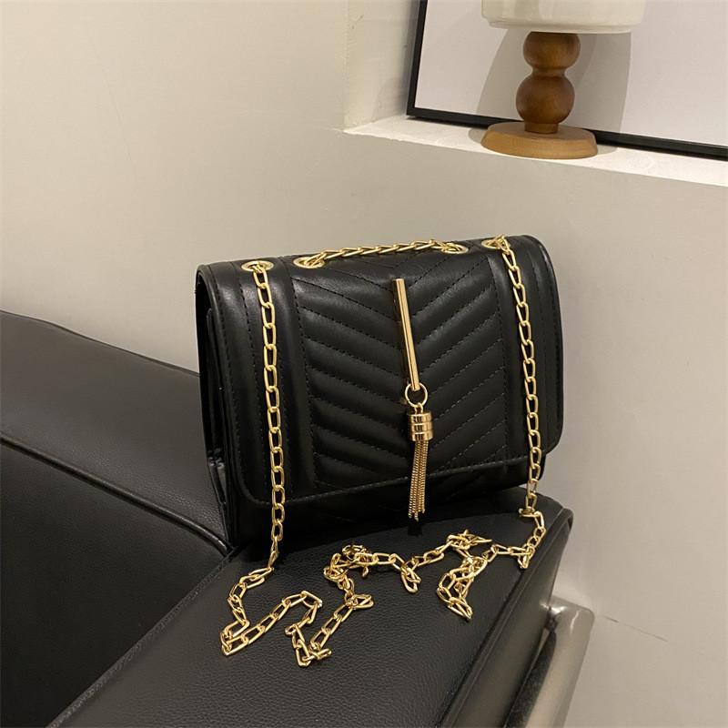 New Korean Fringed Shoulder Bag Simple High-end Street Fashion Chain Underarm Bag