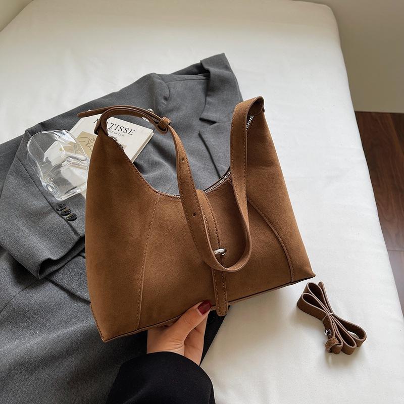 

New moon crossbody temperament lady 2025 new summer fashionable commuter lychee pattern casual fashion single shoulder armpit woman коричневый