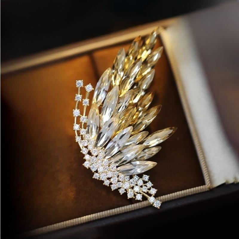Gradient Crystal Butterfly Brooch, High-end Women's Luxurious Style, Diamond-encrusted Brooch, Niche High-end Sense