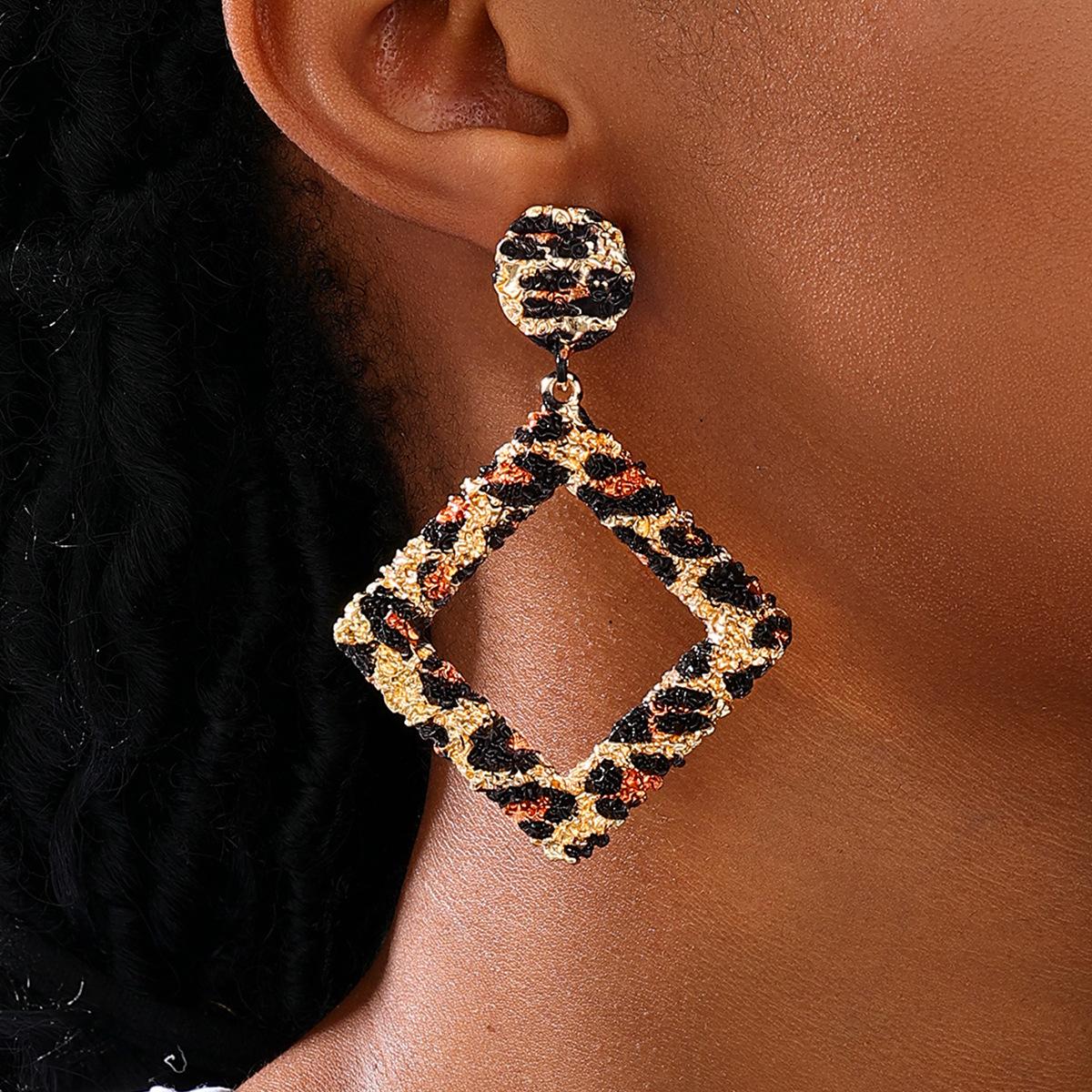 

Модные серьги с леопардовым принтом в виде четырехугольной линии