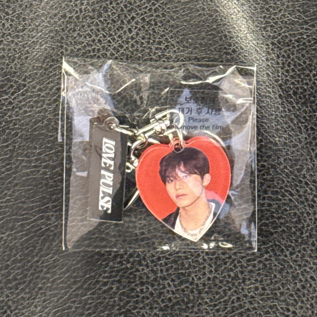 

[USED] TREASURE Jungwoo Korea Pop-Up Stamp Tour Bonus Acrylic Keychain