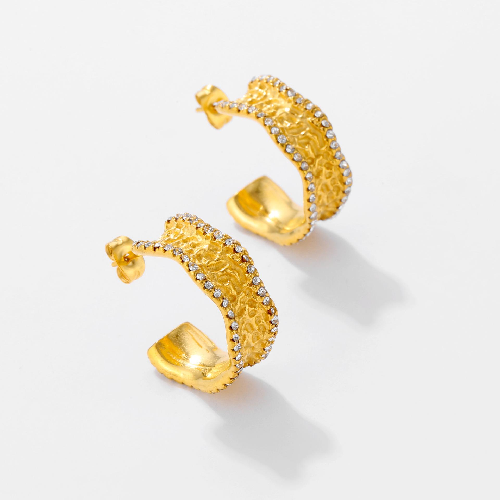 

Элегантные европейские и американские серьги-пусеты с цирконами: Уникальный роскошный дизайн с нерегулярными металлическими обручами для отличительного стиля 18K золотой