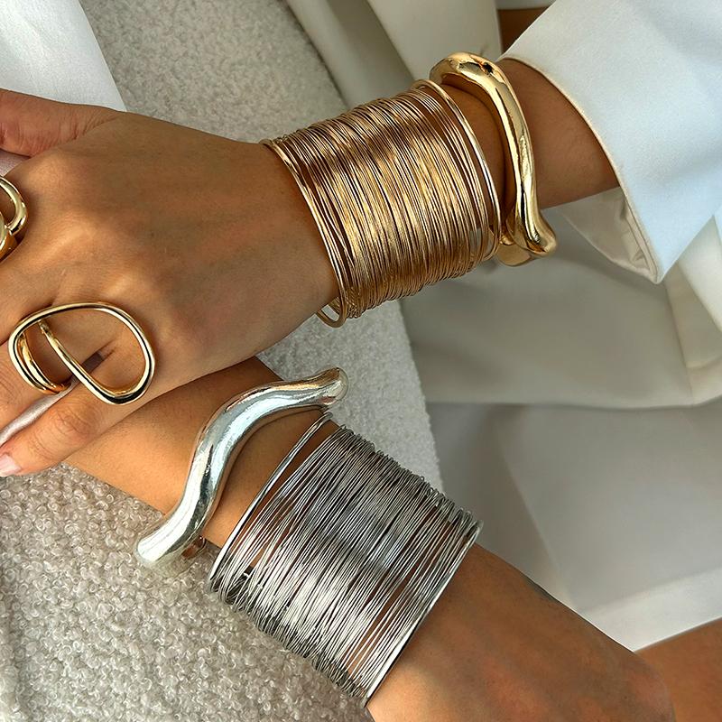 Bracelets Manchette Large Fil Métallique Superposés Punk Vintage pour Femmes Manchette Métallique Couleur Or Argentée Exagérée Bijoux Tendance Féminins