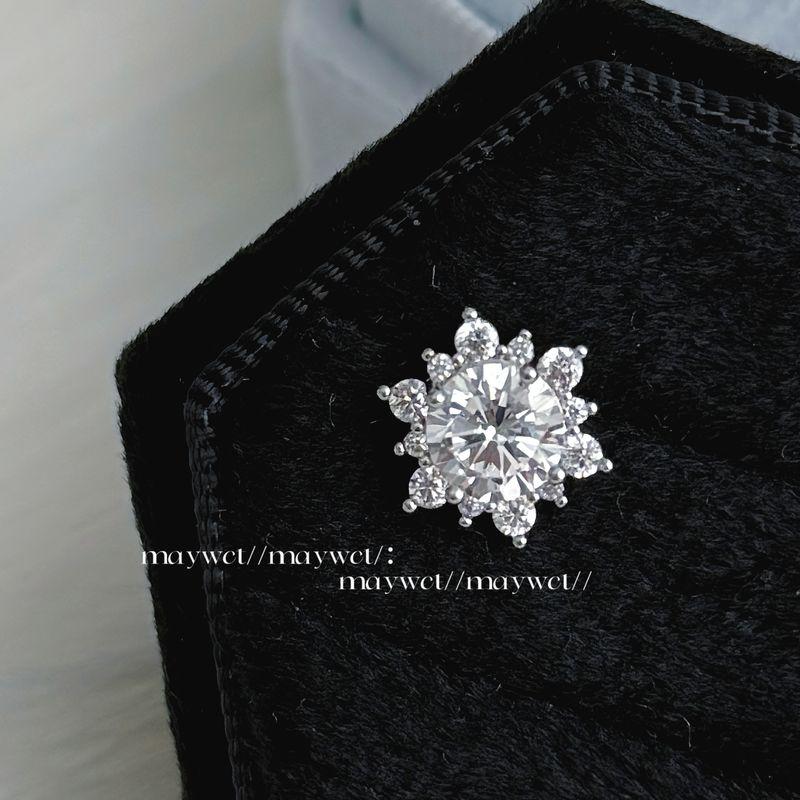 

Maywct Flash Snowflake Zircon Cool Fancy Exquisite Niche Style Titanium Steel Flats Thread Stud Earrings Otica White single (Rod thick 1.2 * Length 6mm)
